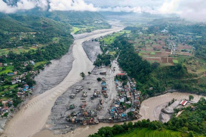 Corpos de vítimas de inundações no Nepal foram arrastados até a Índia; número de óbitos chega a quase 600 até o momento