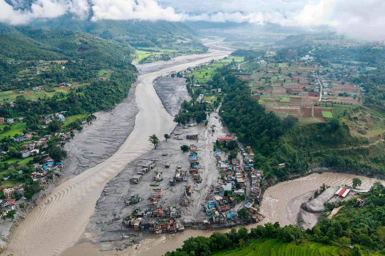 Corpos de vítimas de inundações no Nepal foram arrastados até a Índia; número de óbitos chega a quase 600 até o momento