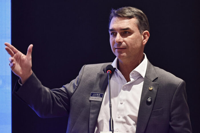 TSE restabelece filiação de Flávio Bolsonaro ao PL após nome de candidato presidencial aparecer no partido Missão
