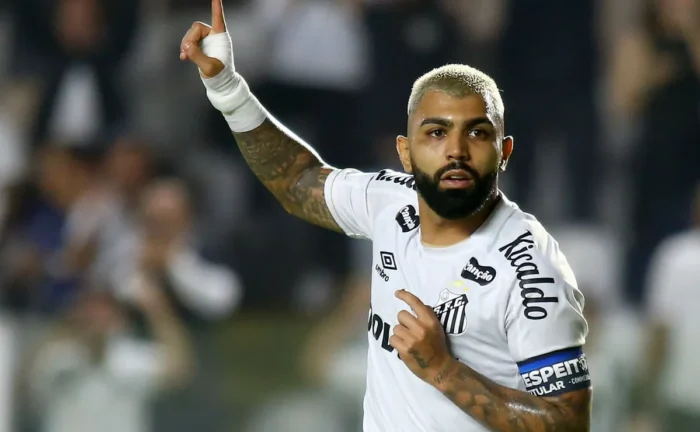 Gabigol sobe para 8ª posição na artilharia histórica do Brasileirão