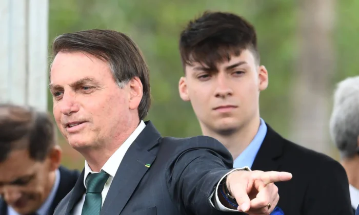 Candidato à Câmara dos Deputados por Santa Catarina, Jair Renan usa mesmo nome do pai em campanha