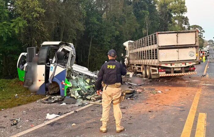 Batida entre micro-ônibus e carreta deixa 23 mortos e cinco feridos no Paraná