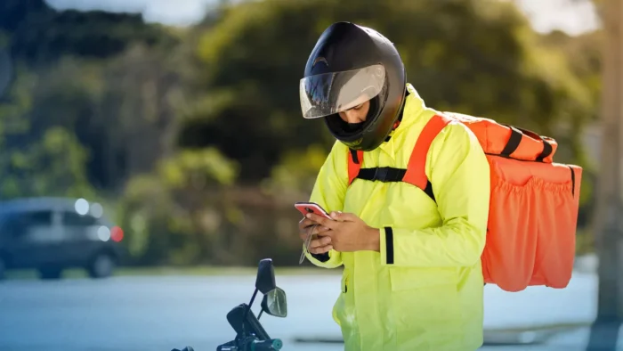 Classes B e C somam mais de 90% dos consumidores de delivery no país, revela Serasa Experian