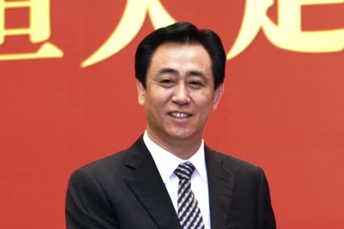 Fundador da Evergrande é condenado a prisão perpétua na China