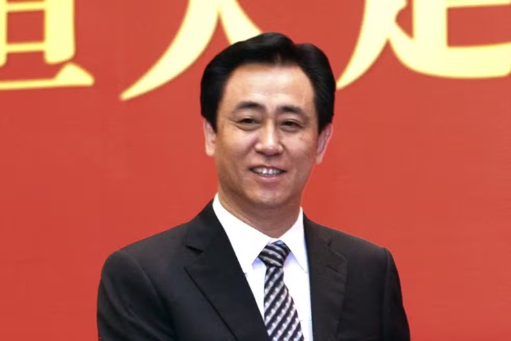 Fundador da Evergrande é condenado a prisão perpétua na China
