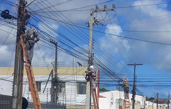 Empresas de energia retiraram 2 mil toneladas de cabos irregulares de postes em 2025