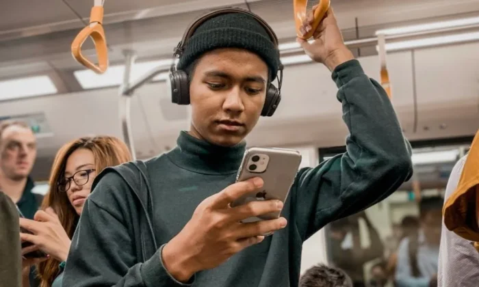 Inteligência artificial convive em cotidiano da Geração Z para responder mensagens e escrever conversas