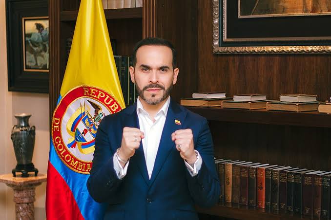 Direitista Abelardo De La Espriella toma posse como presidente da Colômbia, priorizando o combate ao narcoterrorismo e o crescimento econômico