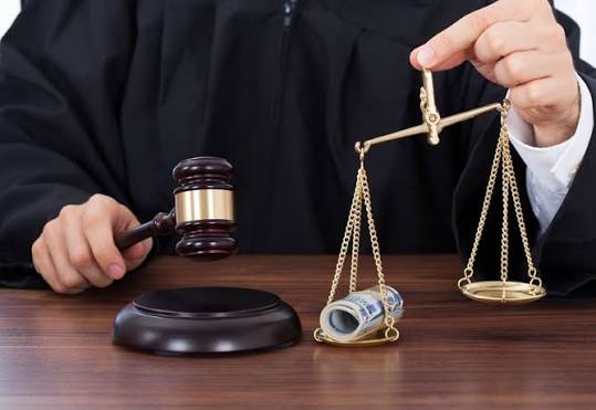 Nove em cada dez juízes no Brasil receberam valores acima do teto constitucional em 2025, revela estudo