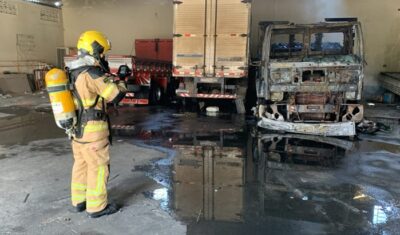 Fogo atinge depósito em Aracaju e destrói caminhão