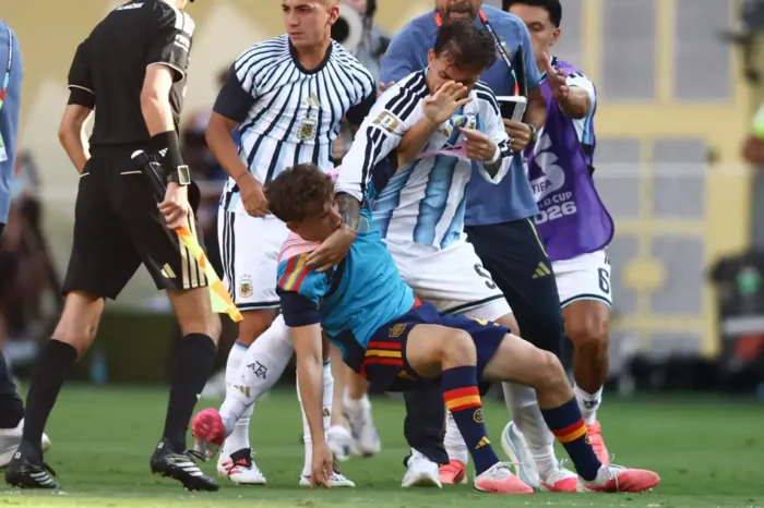 Fifa pune Argentina por conduta discriminatória de torcedores e suspende quatro jogadores por briga na final da Copa do Mundo de 2026
