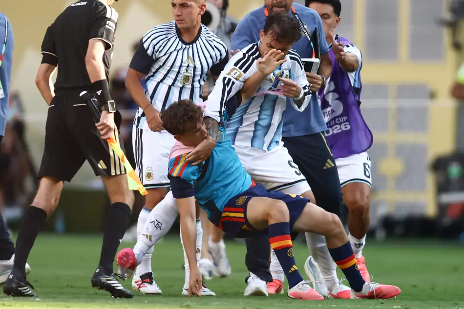 Fifa pune Argentina por conduta discriminatória de torcedores e suspende quatro jogadores por briga na final da Copa do Mundo de 2026