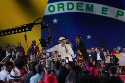 Lula evita ataques, exalta legado e se diferencia de rivais na estreia da campanha