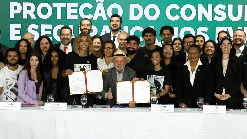 Lula assina decretos que estabelecem novas regras contra cambismo digital e por distribuição de água potável em eventos