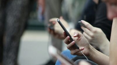 Quem prefere mensagens de texto a áudios demonstra mais segurança emocional, diz psicologia