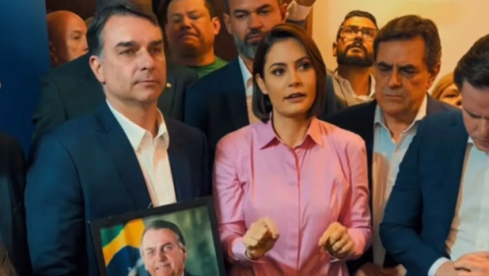Flávio e Michelle Bolsonaro se reencontram para gravação de horário eleitoral e se reconciliam