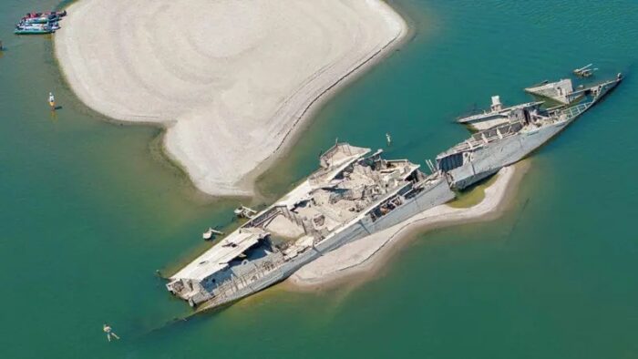 Navios nazistas naufragados que estão emergindo no rio Danúbio