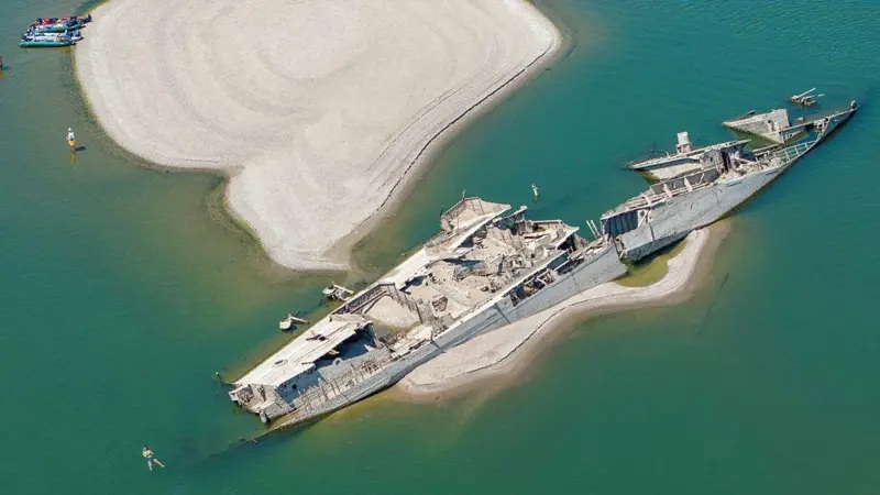 Navios nazistas naufragados que estão emergindo no rio Danúbio