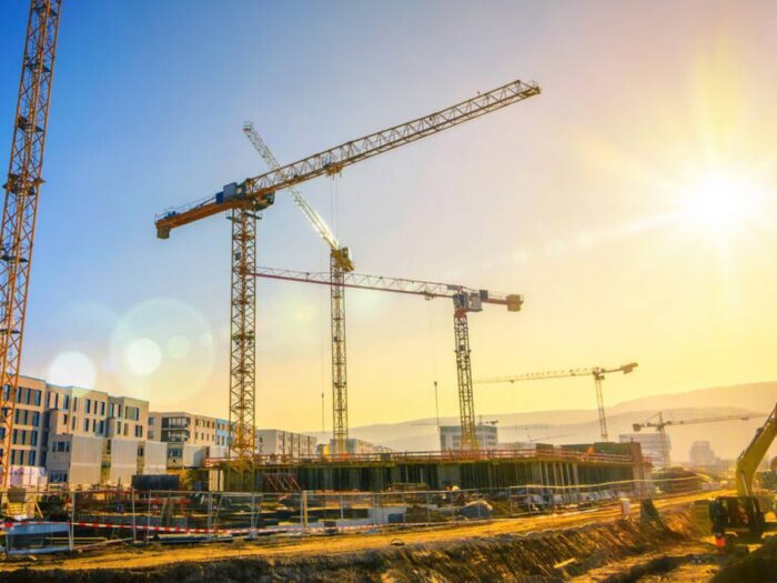 Obras de infraestrutura sustentam projeção de crescimento e mantiveram postos de trabalho na construção civil no 1º semestre de 2026