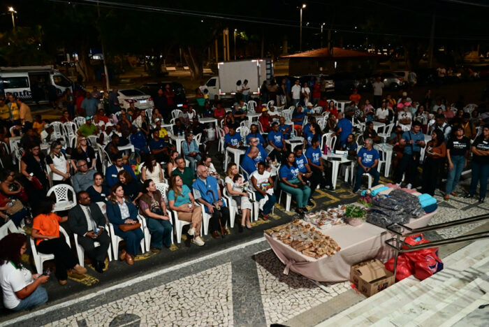 Padre Júlio Lancellotti participa de ceia para população em situação de rua no Palácio da Justiça