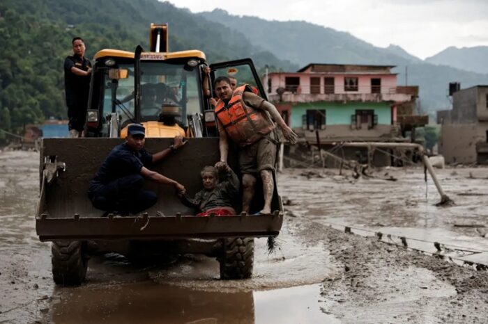 Nepal: lama e chuva dificultam buscas por centenas de desaparecidos