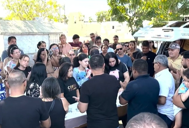 Corpos de estudantes que morreram afogados são sepultados sob comoção em Aracaju