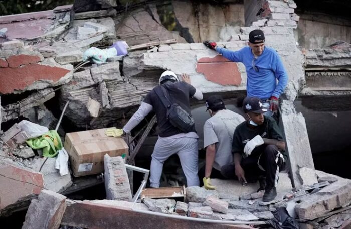 Colômbia entra no 2º dia de buscas após terremotoque matou mais de 220 pessoas