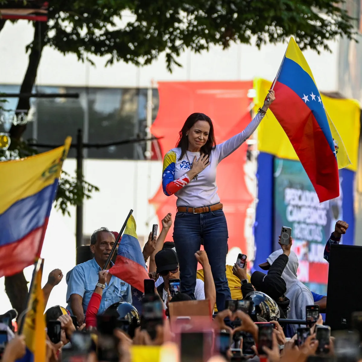 Principal líder opositora, María Corina Machado é impedida de retornar à Venezuela