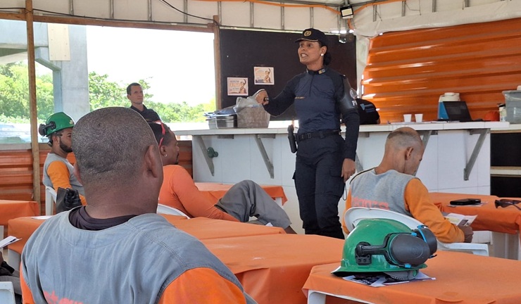 Patrulha Maria da Penha promove roda de conversa em canteiro de obra e reforça prevenção à violência contra a mulher