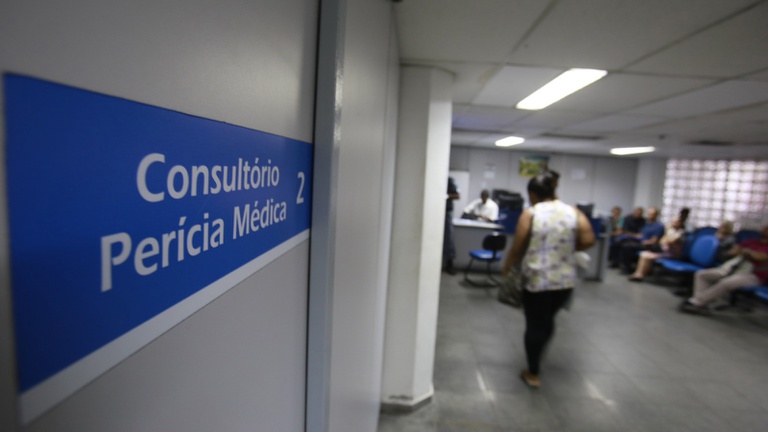 Perícia médica no INSS terá intérpretes de Libras para pessoas com deficiência