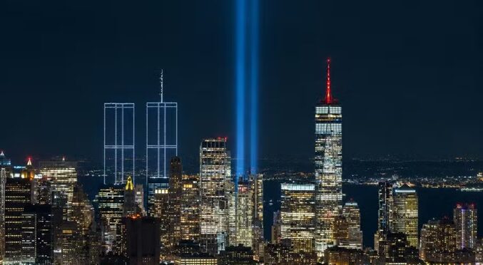 Drones formam silhueta das Torres Gêmeas em Nova York em homenagem aos 25 anos do 11 de setembro