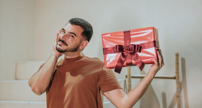 Humorista sergipano leva personagem de sucesso na internet ao teatro em Aracaju