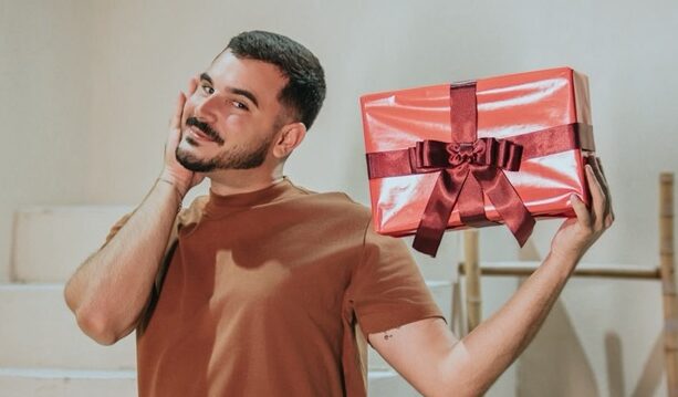 Humorista sergipano leva personagem de sucesso na internet ao teatro em Aracaju