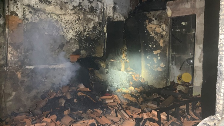Incêndio destrói anexo de residência durante a madrugada no bairro Getúlio Vargas