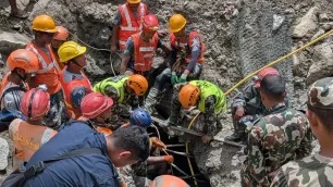 Dois homens são resgatados de túnel no Nepal nove dias após enchentes