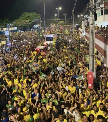 Bloquinho do 22, com presença de Nikolas Ferreira, atrai milhares de apoiadores de Flávio Bolsonaro em Aracaju