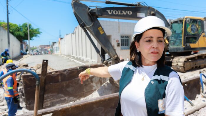 Prefeita de Aracaju acompanha obra de construção de canais subterrâneos para ampliar drenagem e reduzir alagamentos na capital