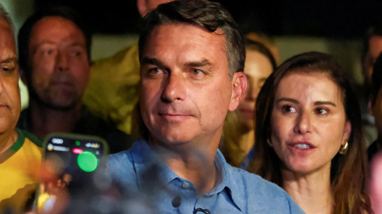 Com vantagem sobre Lula, Flávio Bolsonaro mobiliza aliados e busca ampliar base no 2º turno