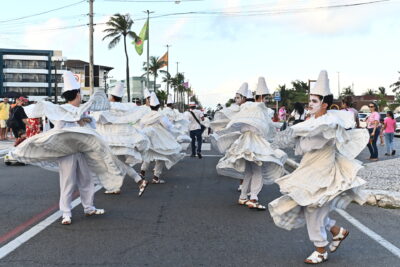 Vila da Criança reúne famílias com música, folclore e atrações gratuitas na Orla da Atalaia