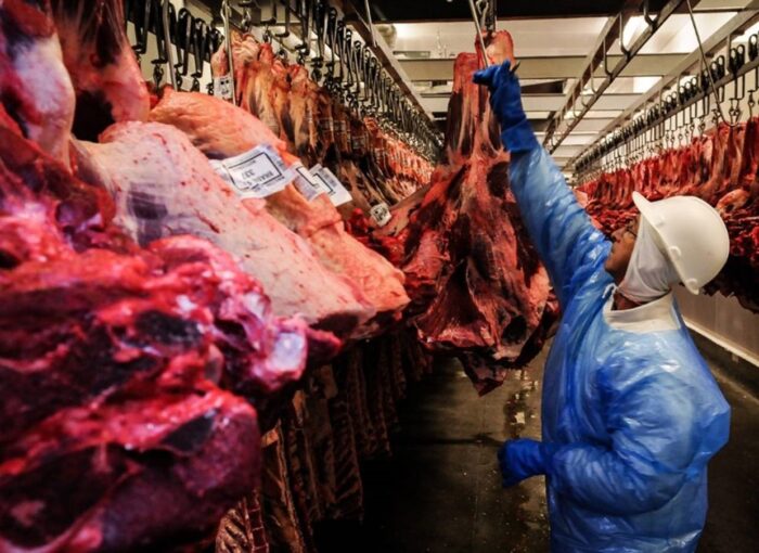 Brasil passa a pagar sobretaxa de 55% para carne bovina exportada à China a partir desta quinta-feira (1º)
