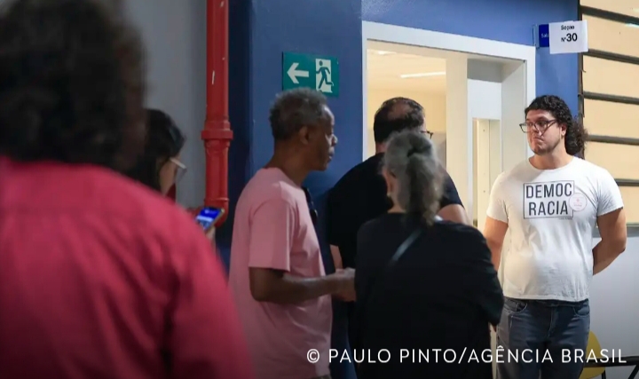 Eleitores têm até às 17h para votar