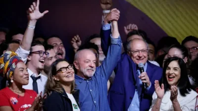 Reeleição de Lula freia avanço da direita na América Latina e mantém Brasil dividido
