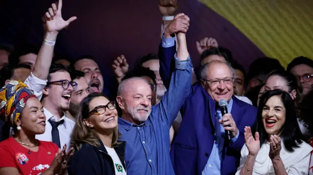 Reeleição de Lula freia avanço da direita na América Latina e mantém Brasil dividido