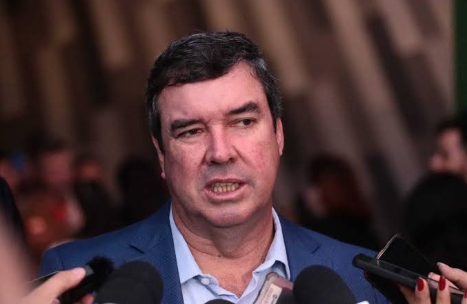 Eduardo Riedel é reeleito governador de Mato Grosso do Sul no 1º turno