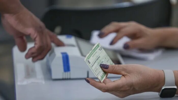 Observadores internacionais elogiam organização das eleições brasileiras e Carter Center pede respeito ao resultado