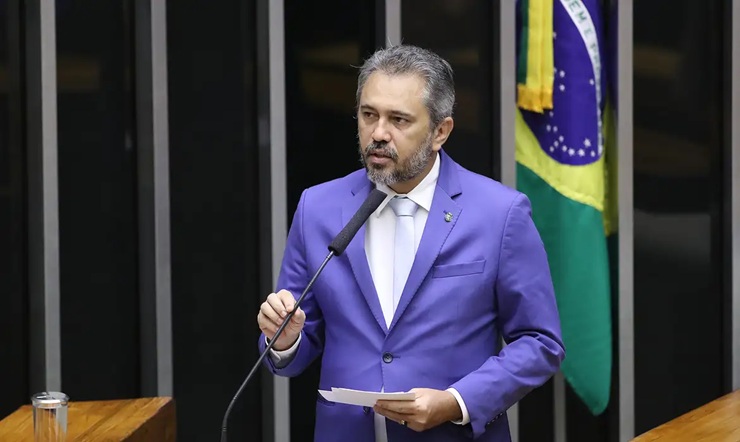 Elmano de Freitas (PT) é reeleito governador do Ceará no 1º turno