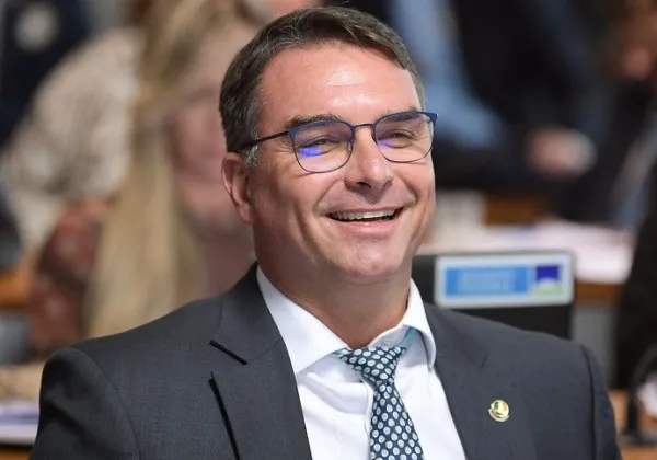 Flávio Bolsonaro entrou nos Estados Unidos com passaporte diplomático que PF cancelou