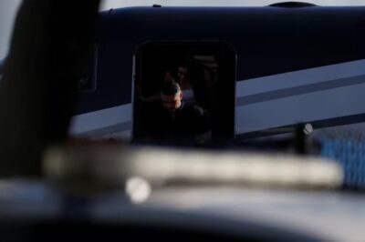 Jato particular com Flávio Bolsonaro e família chega a Miami, nos EUA