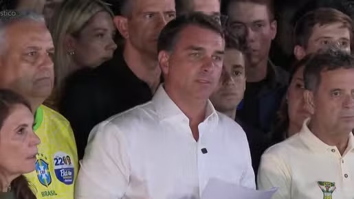 Flávio Bolsonaro diz que não reconhece resultado da eleição