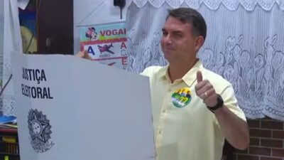 Flávio Bolsonaro votou no Rio de Janeiro